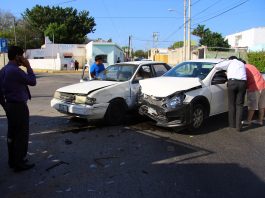 beso entre dos autos