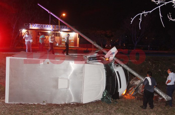 se accidenta en Periférico de Mérida al no atropellar perro