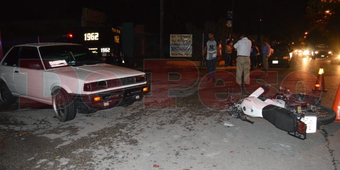 Se lleva de corbata a un motociclista