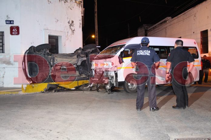 Volcadura en el Centro deja 12 zangoloteados
