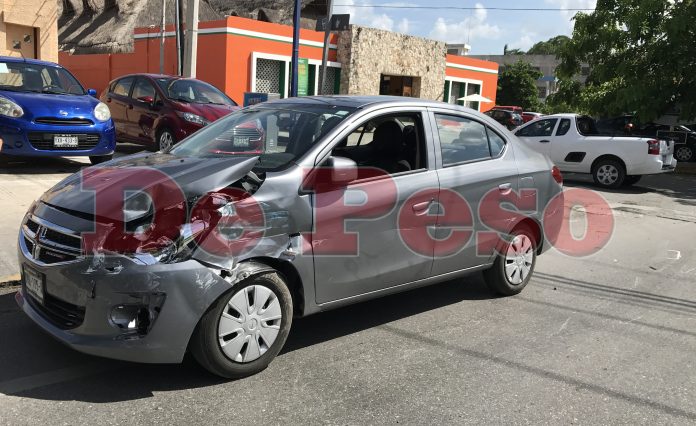 camioneta de Telmex vs un Attitude en avenida Itzaes