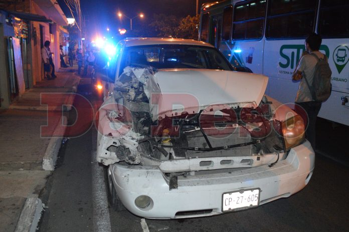 choque de camioneta contra camion frente a la UTM