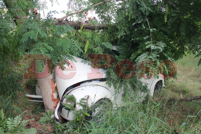 abandonan Volkswagen chocado en el Periférico de Mérida