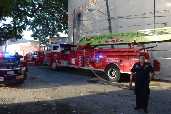 bomberos apagan incendio en papeleria en Mérida