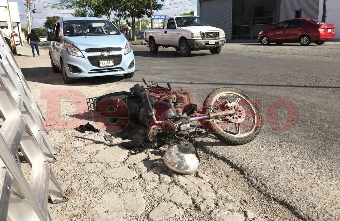 Le parten la maceta a motoneta