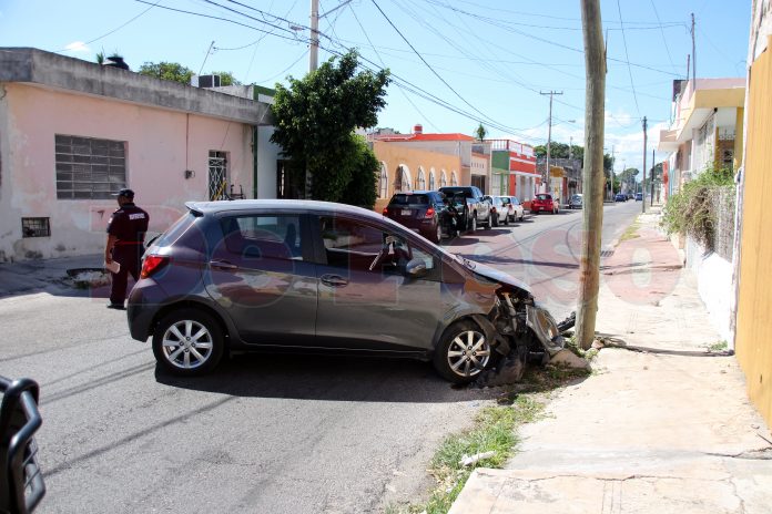 choque contra poste en centro de Mérida