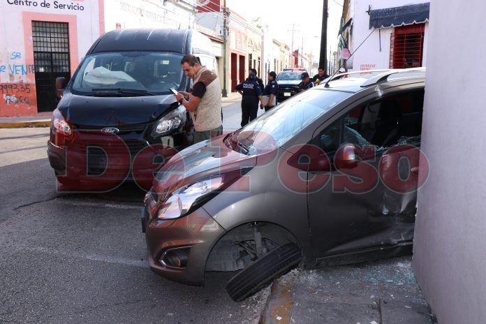 choca poli contra Spark nuevo en centro de Merida