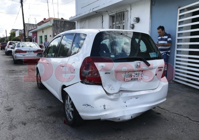 choca auto estacionado en segundo cuadro de Merida