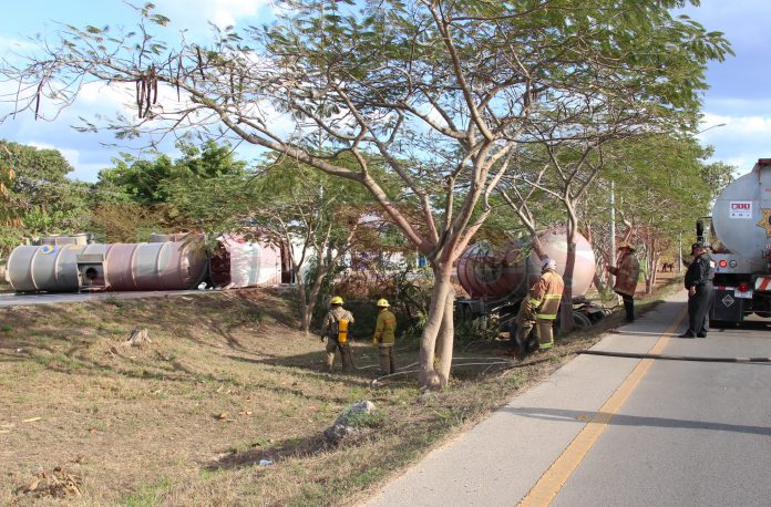 vuelca trailer con etanol en Periferico de Merida