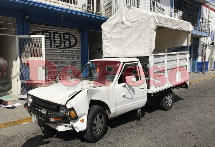 choque de camioneta y compacto en centro de Mérida