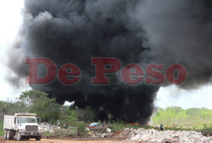 incendio de llantas y maleza en Periferico de Merida