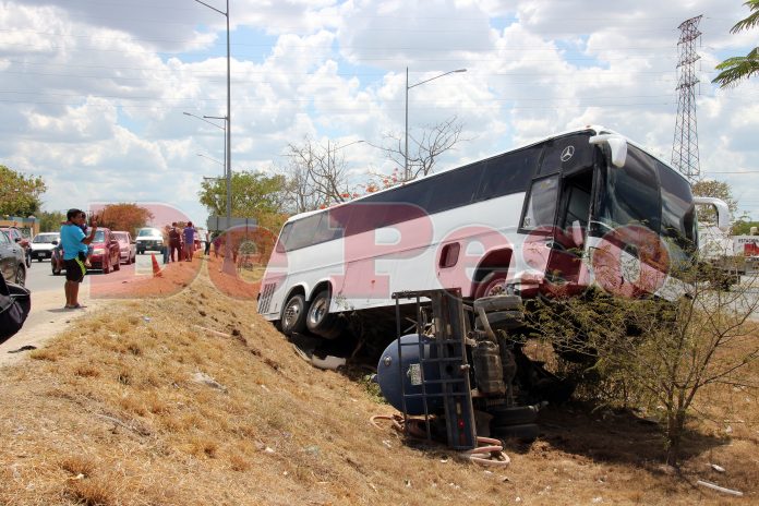un camión sobre otro en Periferico de Merida