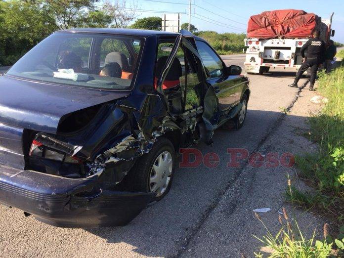 Una familia en auto fue embestida por un tractocamión pero sobrevivió