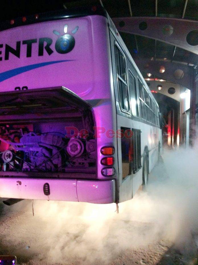 Se quema autobús cerca de gasolinera en Motul