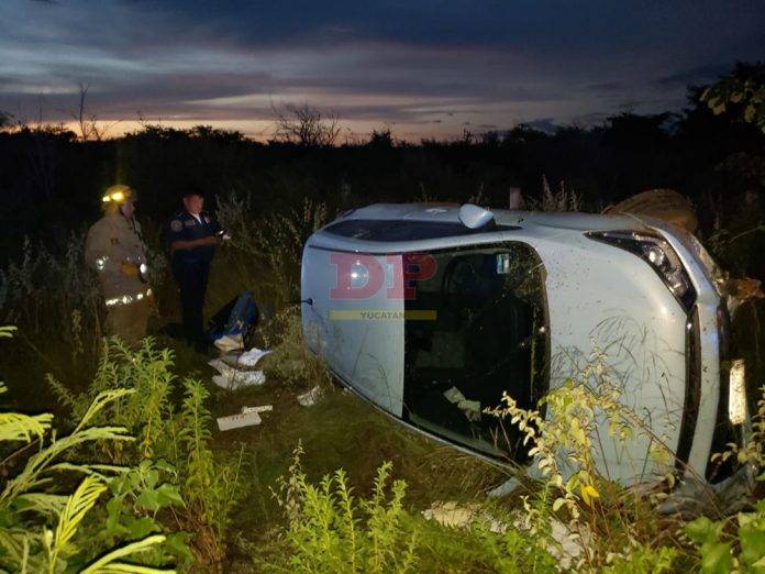 Sale ilesa tras volcadura en la Mérida-Tetiz