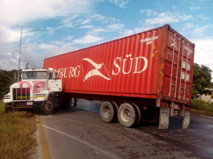 Tráiler patina y queda atravesado en Periférico