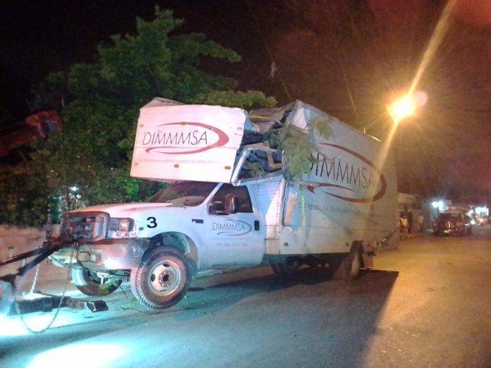 Qué bueno que no atropelló a nadie, pero el camionero de mudanzas ahora tendrá que pagar los daños por el accidente.