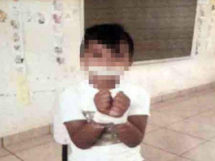 Maestro amordaza a niño de kinder por travieso