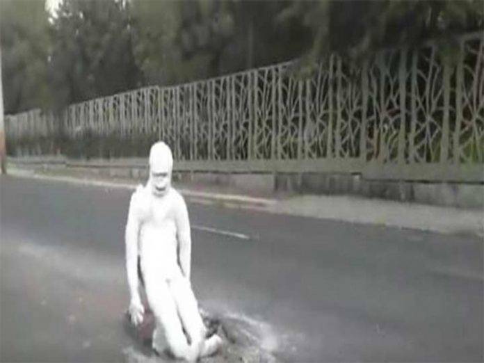 Momia alerta de bache a conductores
