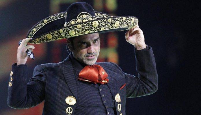 El Potrillo canta bien inspirado y ¿grifo? (video)
