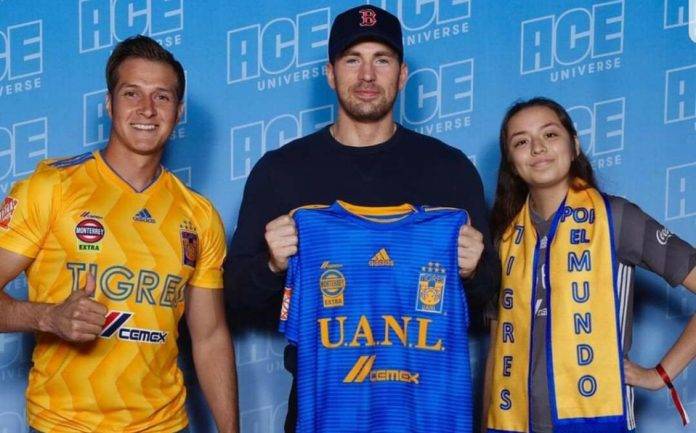 Chris Evans posa con el jersey de Tigres de la UANL.
