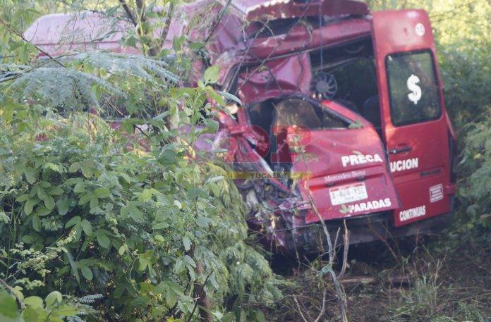 Violento empujón manda a camioneta llena de pasajeros al monte de Acanceh