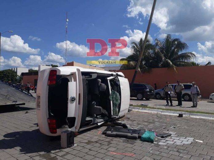 Un hombre, que al parecer estaba ebrio, volcó en su Mustang en el norte de Mérida pero salió sano y salvo.