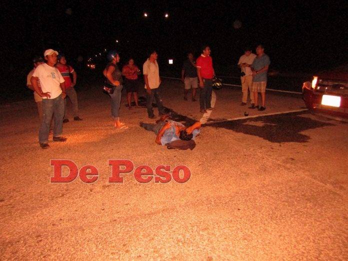La buena noticia para el motociclista es que no fue arrollado, pero al final terminó hospitalizado.