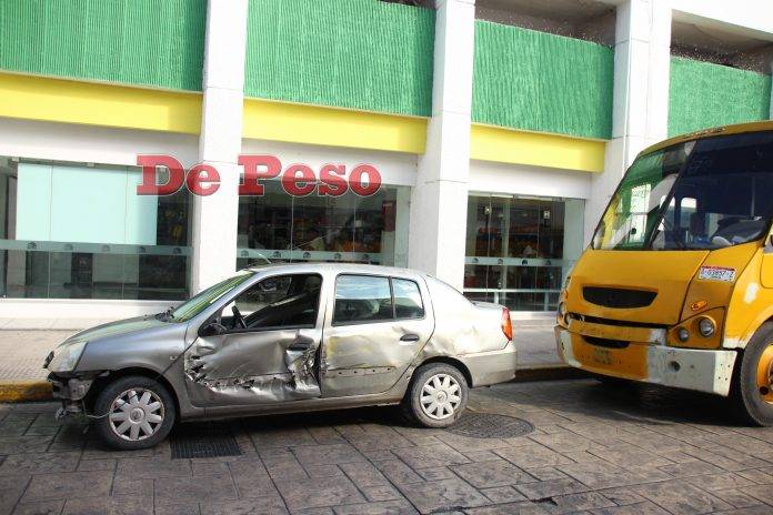 Un camionero de Minis 2000 no quiso cederle el paso a un compacto , que quedó hecho sandwich en el barrio de Santa Ana.