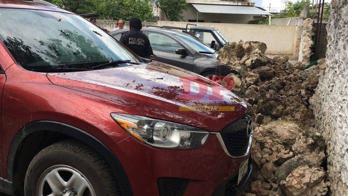 Maquinaria pesada derriba un muro de Tizimín y apachurra tres vehículos