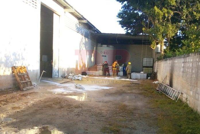 Bomberos controlan derrame de ácido muriático en bodega de Umán