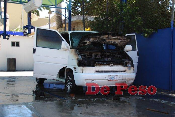 A nadie del car wash se le prendió el foco como para echarle agua a la camioneta antes que valiera gorro.