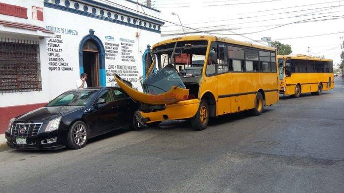 Aparatoso choque entre camiones 'carnales', en Mérida