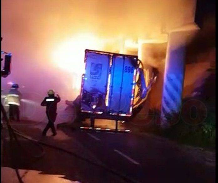 Tráiler incendiado en la carretera Mérida-Valladolid moviliza cuerpos de seguridad