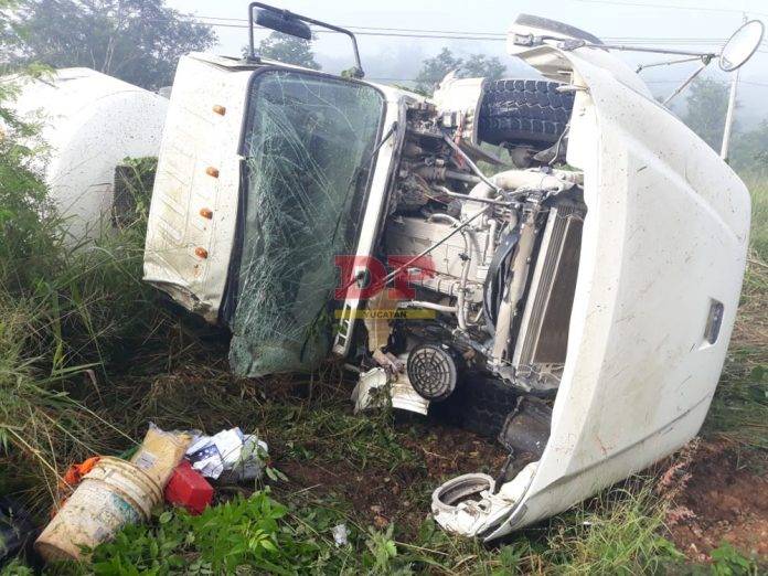 Vuelca en la carretera Ticul-Muna y vive de puritito milagro