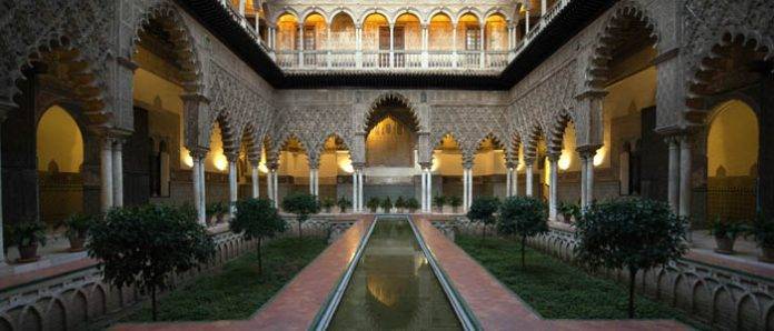 Un bello palacio en Sevilla sirvió de marco para un par de calenturientos grabaran sus cosotas.