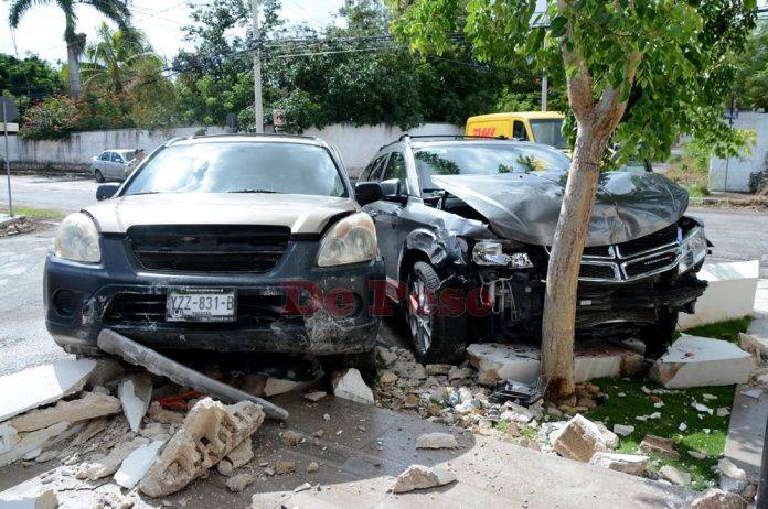 Autos destrozados, muro derribado