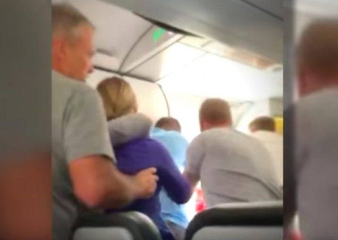 Turista en Cancún abre la puerta de un avión cuyos motores ya estaban en marcha