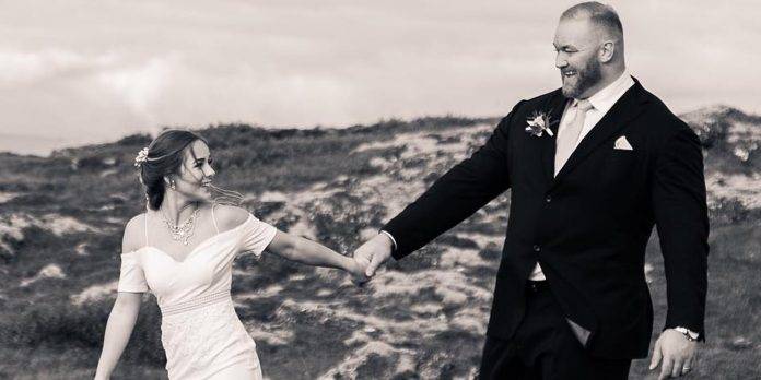 El musculoso Thor Björnsson se matrimonió con la frágil Kesley Henson.