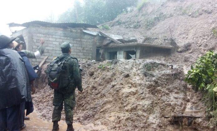 Militares apoyan acciones por derrumbe en Oaxaca que dejó seis muertos