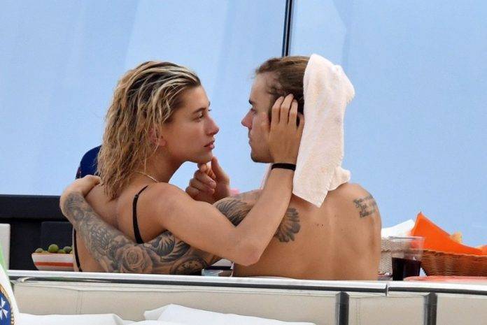 Que sí, que no. Justin Bieber ya dijo que está casado, aunque su pareja Hailey Baldwin no parece estar tan convencida.