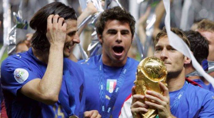 Hace 12 años Vincenzo Iaquinta (i) levantó la Copa del Mundo. Hoy lo han sentenciado a dos años de cárcel.