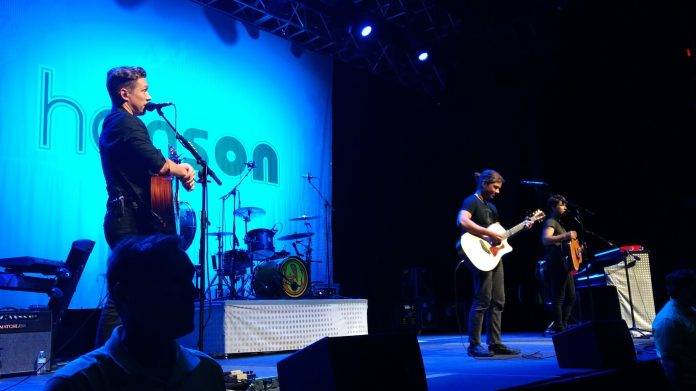 Los Hanson siguen dando conciertos, como hace más de dos décadas.
