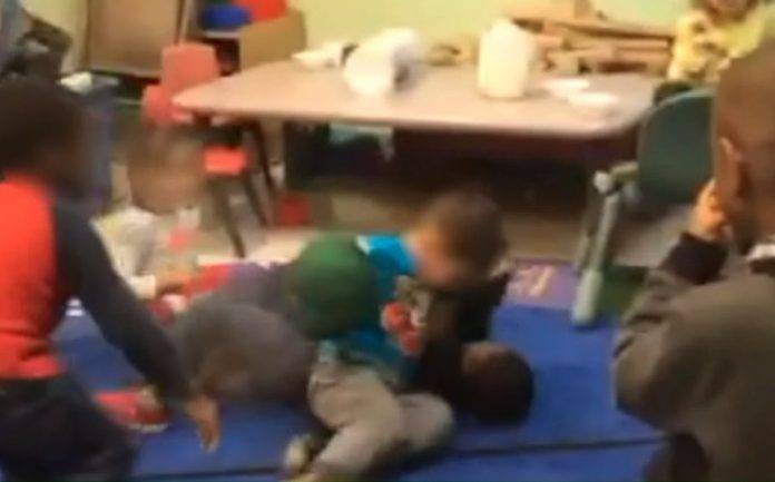 Maestras arman pelea tipo UFC con chiquitos de kinder