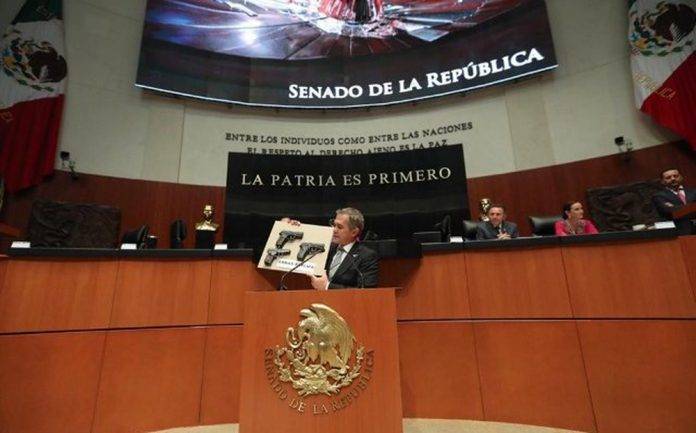 Mancera presume sus pistolas en el Senado