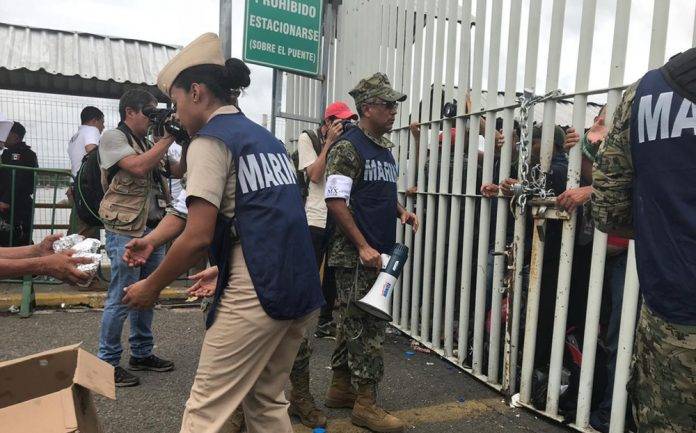 Más de 300 elementos de la Marina echan la mano a los migrantes centroamericanos