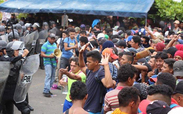 Nueve lesionados deja enfrentamiento entre migrantes hondureños y Policía guatemalteca