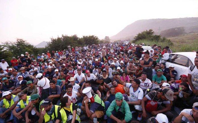 Migrantes hondureños disparan contra agentes federales en Chiapas