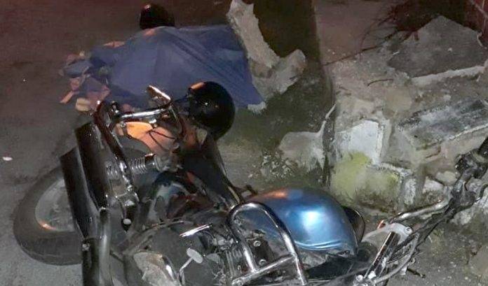 Chocó y murió frente al panteón florido