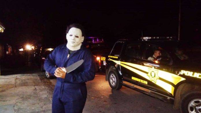 Un hombre disfrazado de Michael Meyers hizo que varios policías llegaran a ver qué sucedía.